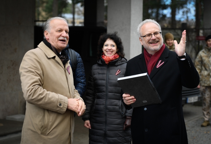 Valsts prezidents Egils Levits no Rīga pieminekļu aģentūras direktora Gunta Gailīša saņem grāmatu "Rīgas Brāļu kapi 1915-1936-2011".
Foto: Ilmārs Znotiņš, Valsts prezidenta kanceleja.
